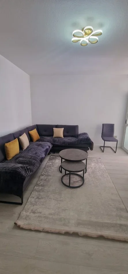 Tirane, jepet me qera apartament 1+1+Ballkon Kati 3, 63 m² 680 € (Komuna e parisit)