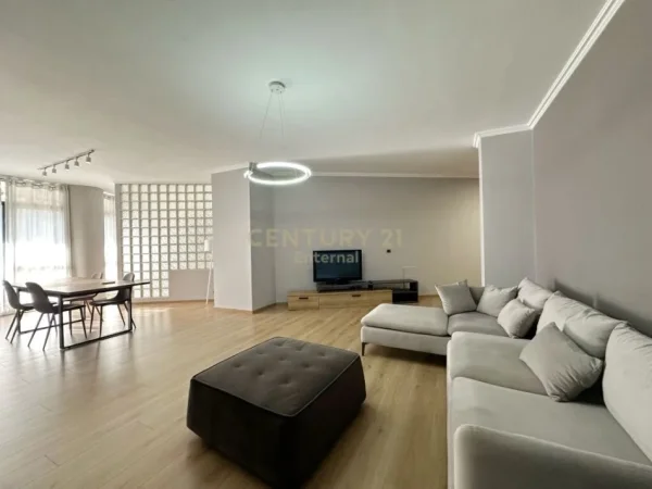 Tirane, jepet me qera apartament 3+1+Aneks+Ballkon Kati 4, 170 m² 1.500 € (Liqeni Tiranes)