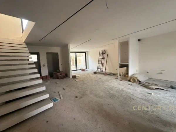 Tirane, shes Vile 3 Katshe Kati 3, 545 m² 600.000 € (MJULL - BATHORE)