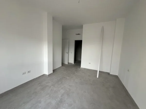 Tirane, jepet me qera apartament 2+1+Ballkon Kati 2, 104 m² 500 € (Ish fusha aviacionit)