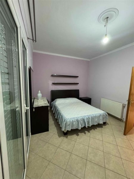 Tirane, jepet me qera apartament 2+1 Kati 1, 110 m² 500 € (Pallati amerikan3)