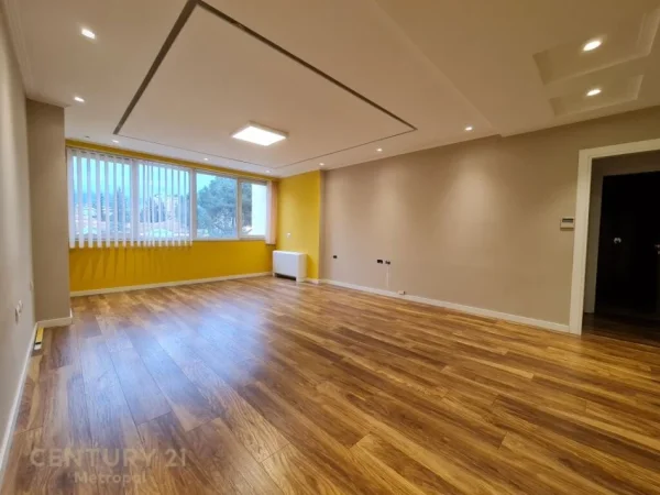 Tirane, jepet me qera zyre Kati 2, 168 m² 1.500 € (RRUGA E ELBASANIT)