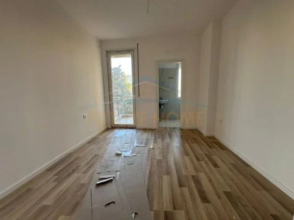 Tirane, jepet me qera apartament Kati 1,  2+1+2+Parkim 98 m² 800 € (TREGU ELEKTRIK TIRANE)