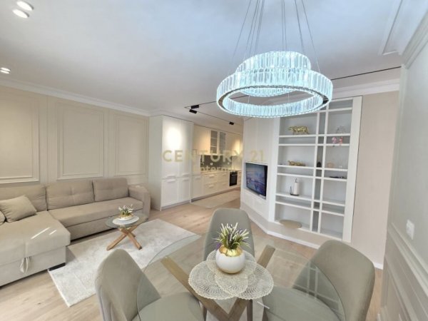 Tirane, jepet me qera apartament 3+1+Aneks+Ballkon Kati 3, 107 m² 1.000 € (AMBASADES AMERIKANE)