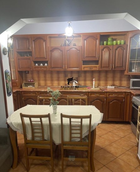 Tirane, jepet me qera apartament 3+1 Kati 6, 115 m² 450 € (OXHAKU)