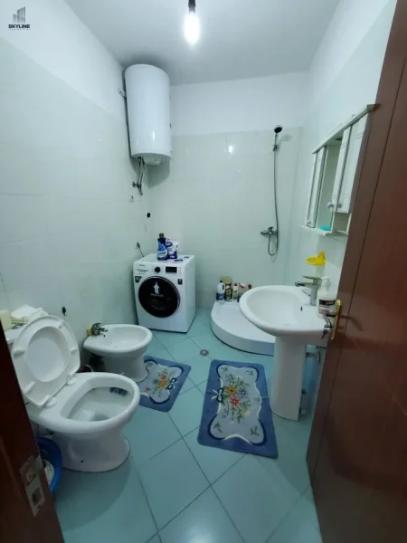 Tirane, jepet me qera apartament 2+1+Ballkon Kati 4, 600 € 