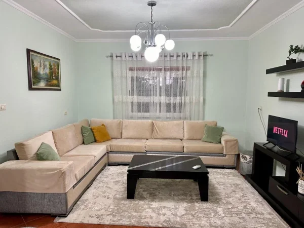 Tirane, jepet me qera apartament 2+1+Ballkon Kati 1, 140 m² 400 € (KINOSTUDIO)