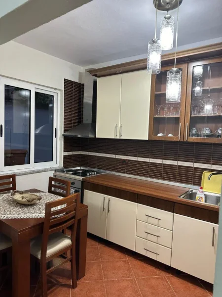 Tirane, jepet me qera apartament 2+1+Ballkon Kati 1, 140 m² 400 € (KINOSTUDIO)