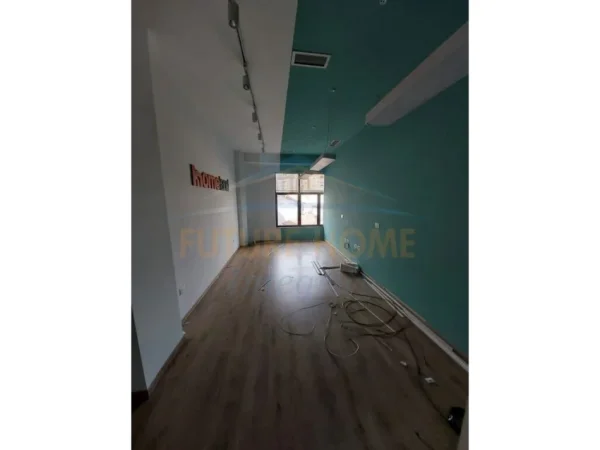 Tirane, jepet me qera ambjent biznesi Kati 3, 172 m² 4.000 € (QENDER TIRANE)