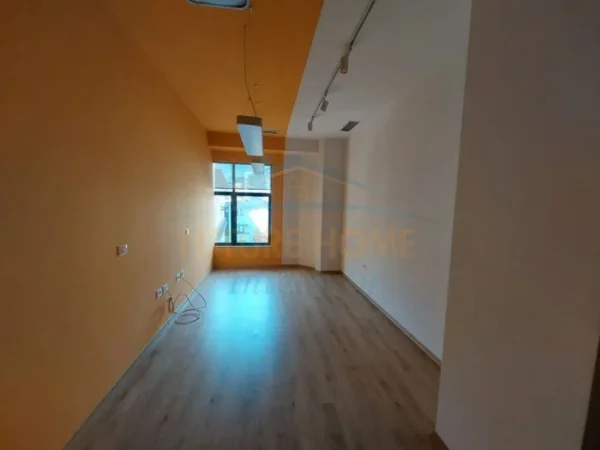 Tirane, jepet me qera ambjent biznesi Kati 3, 172 m² 4.000 € (QENDER TIRANE)