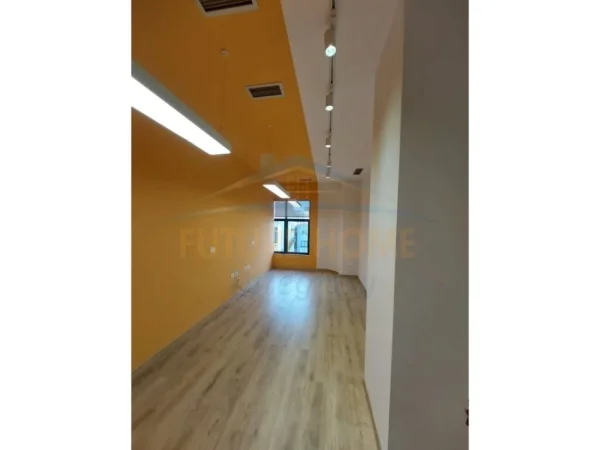 Tirane, jepet me qera ambjent biznesi Kati 3, 172 m² 4.000 € (QENDER TIRANE)