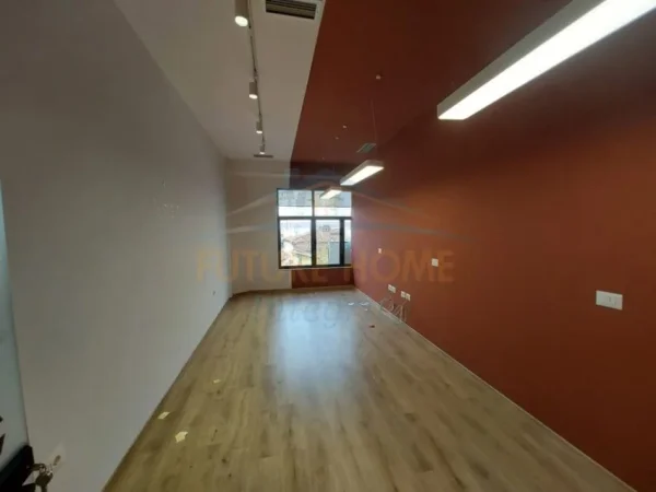 Tirane, jepet me qera ambjent biznesi Kati 3, 172 m² 4.000 € (QENDER TIRANE)