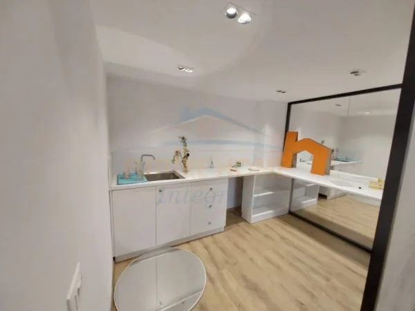 Tirane, jepet me qera ambjent biznesi Kati 3, 172 m² 4.000 € (QENDER TIRANE)