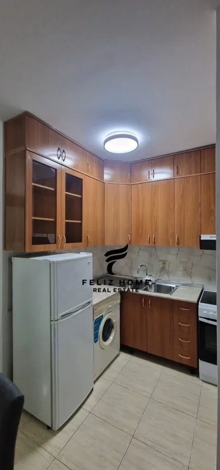 Tirane, jepet me qera apartament 1+1 Kati 3, 63 m² 680 € (KOMUNA E PARISIT)