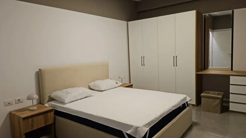 Tirane, jepet me qera apartament 2+1+Ballkon Kati 5, 108 m² 800 € (rruga Zallit)
