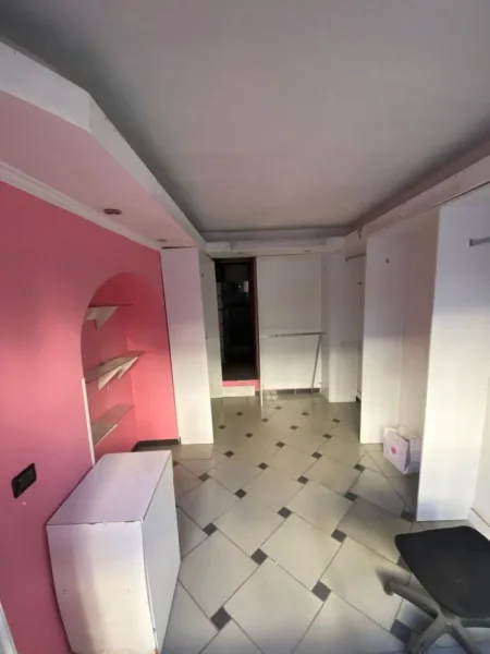 Tirane, jepet me qera dyqan Kati 0, 19 m² 370 € (rruga e durresit)