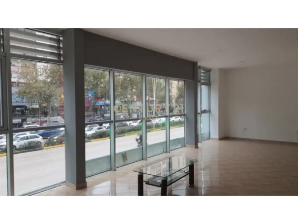Tirane, jepet me qera ambjent biznesi Kati 2, 217 m² 1.800 € (LAPRAKË)