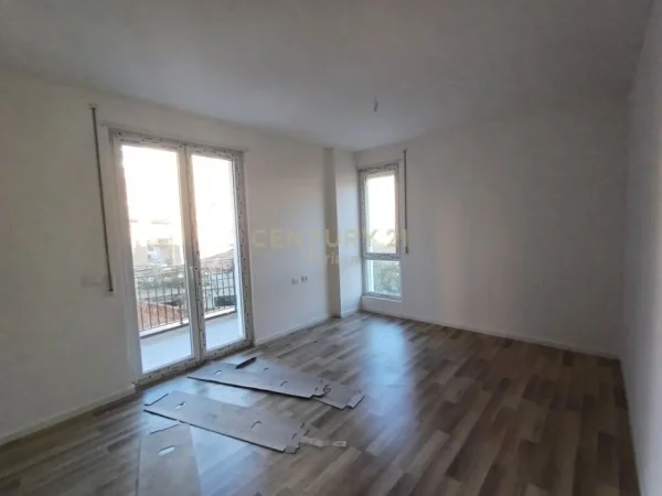 Tirane, jepet me qera zyre Kati 2, 100 m² (Tregu Elektrik)
