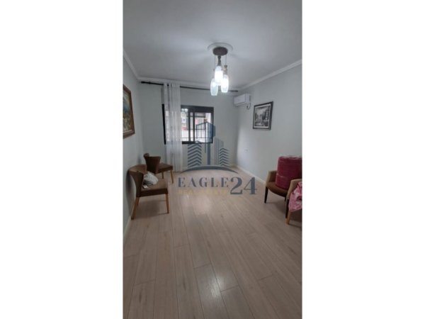 Tirane, jepet me qera apartament 2+1 Kati 4, 110 m² 400 € (FRESK)