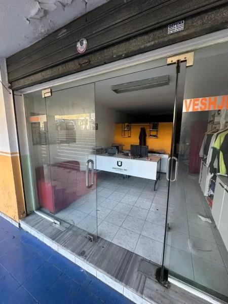 Tirane, shitet dyqan Kati -1, 52 m² 65.000 € (laprake)