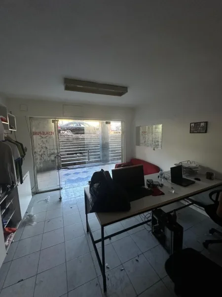 Tirane, shitet dyqan Kati -1, 52 m² 65.000 € (laprake)