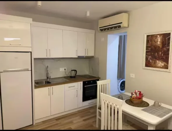 Tirane, jepet me qera apartament 1+1+Ballkon Kati 3, 55 m² 600 € (QENDER)
