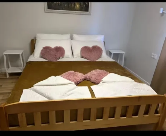 Tirane, jepet me qera apartament 1+1+Ballkon Kati 3, 55 m² 600 € (QENDER)