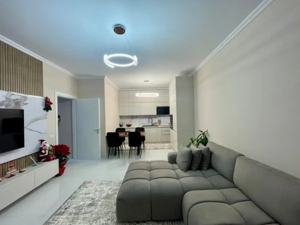 Tirane, jepet me qera apartament 2+1+Aneks+Ballkon Kati 7, 108 m² 600 € (astir)