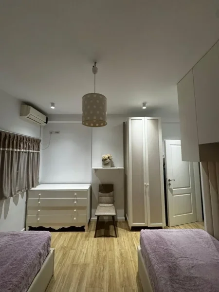 Tirane, jepet me qera apartament 2+1+Ballkon Kati 4, 125 m² 750 € (Ministria e Jashtme)