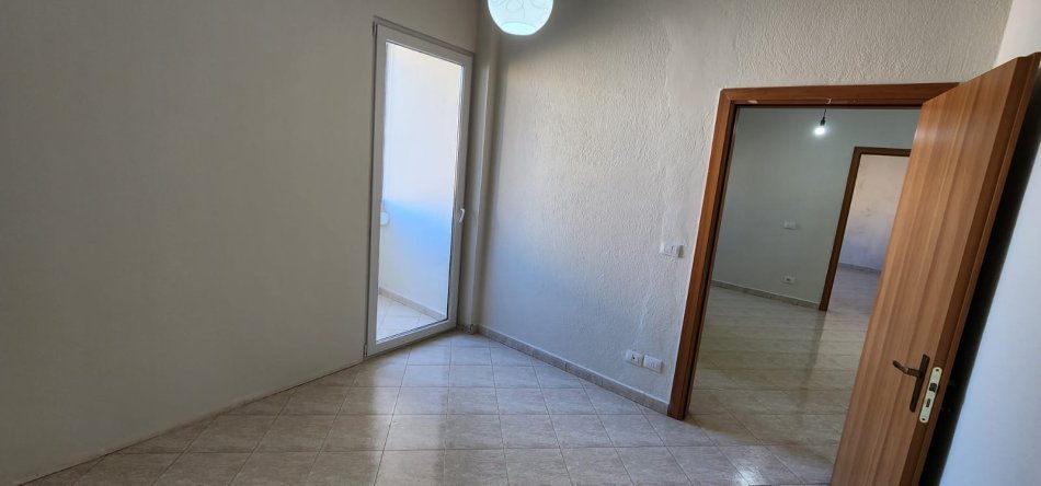 Durres, shitet apartament 2+1+Aneks+Ballkon Kati 4, 95 m² 95.000 € (Rruga Pavaresia)