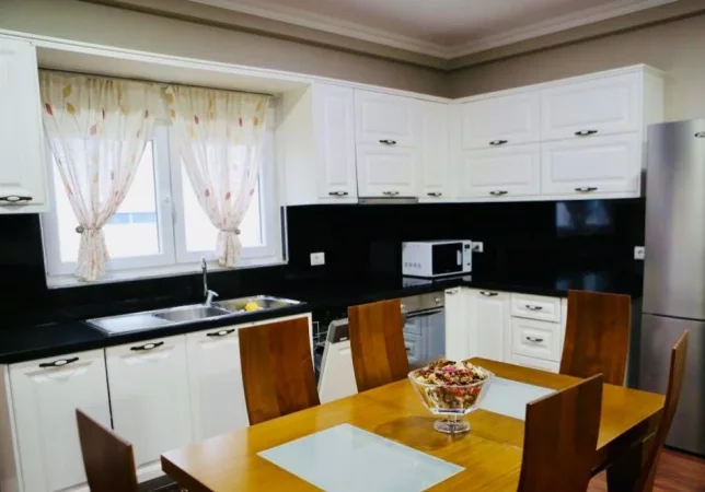 Tirane, jepet me qera apartament 3+1+Aneks+Ballkon Kati 1, 131 m² 800 € (stadiumi dinamo)