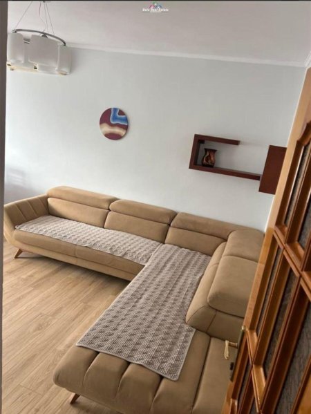 Tirane, jepet me qera apartament 2+1 Kati 2, 90 m² 700 € (qender)