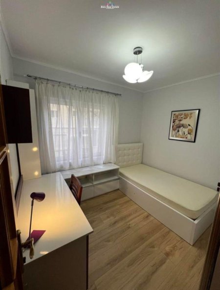 Tirane, jepet me qera apartament 2+1 Kati 2, 90 m² 700 € (qender)
