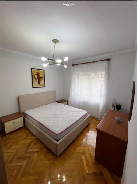 Tirane, jepet me qera apartament 2+1 Kati 2, 90 m² 700 € (qender)