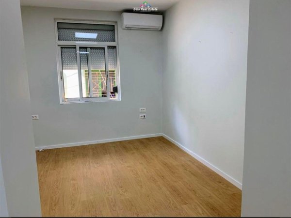 Tirane, jepet me qera zyre Kati 2, 36 m² 450 € (bllok)