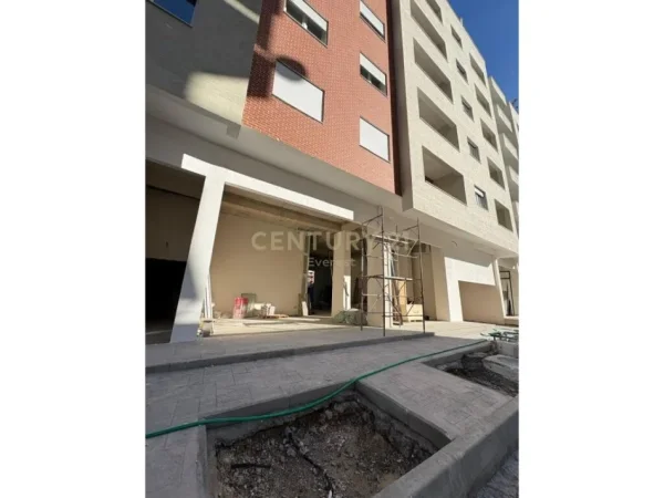 Tirane, jepet me qera ambjent biznesi Kati 0, 170 m² 3.700 € (PAZARI I RI)