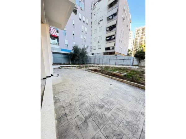 Tirane, jepet me qera ambjent biznesi Kati 0, 170 m² 3.700 € (PAZARI I RI)