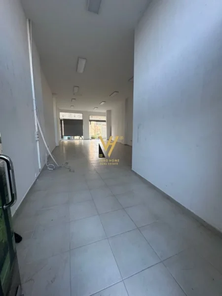 Tirane, shitet dyqan Kati 0, 114 m² 465.000 € (21 DHJETORI)