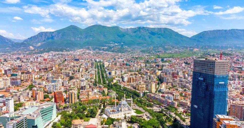 Tirane, jepet me qera apartament 3+1 Kati 1, 120 m² 500 € (Kinostudio)