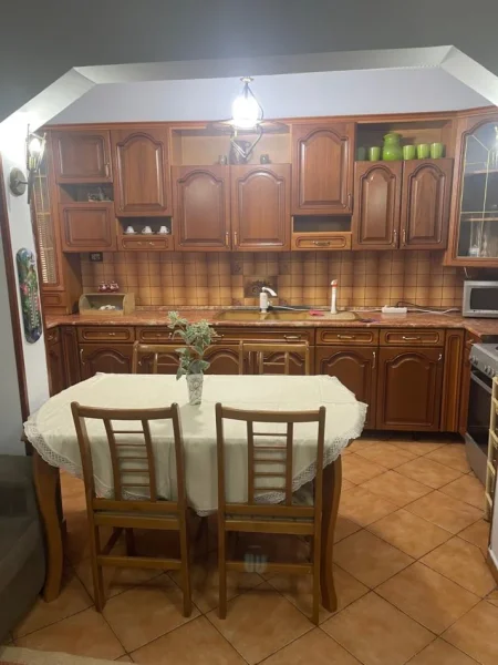 Tirane, jepet me qera apartament 3+1 Kati 6, 116 m² 450 € (Rruga Xhanfize Keko)