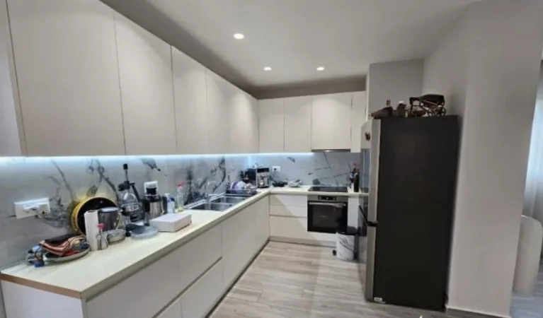 Tirane, shitet apartament 2+1+Ballkon Kati 4, 172 m² 216.000 € (Rruga e Dajtit)