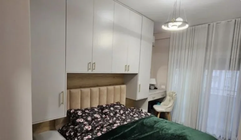 Tirane, shitet apartament 2+1+Ballkon Kati 4, 172 m² 216.000 € (Rruga e Dajtit)