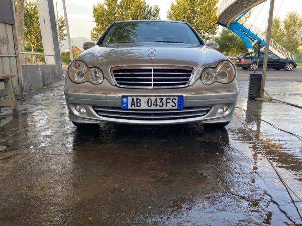 Tirane, shitet me portobagazh Benz Nafte, gri metalizato automatik Kondicioner 220 km 4.000 €