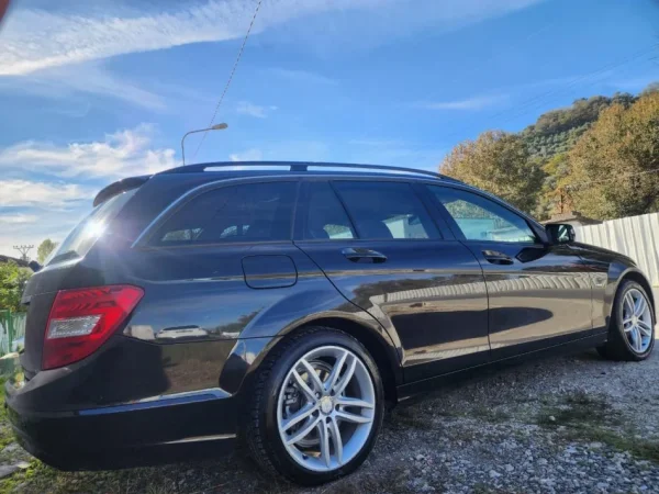 Tirane, shitet me portobagazh Mercedes Nafte, automatik Klima 225 km 8.000 €