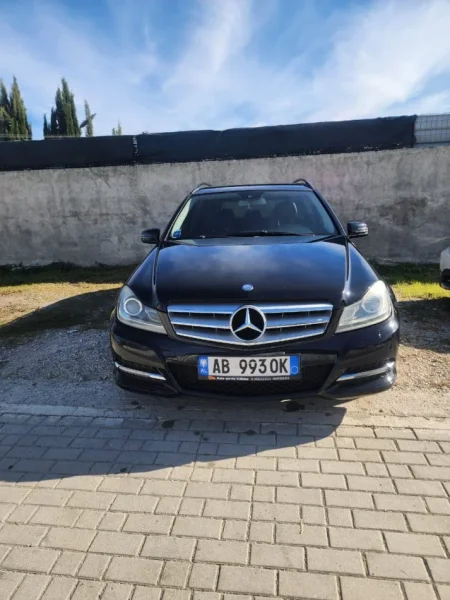 Tirane, shitet me portobagazh Mercedes Nafte, automatik Klima 225 km 8.000 €