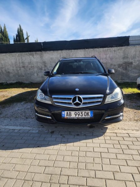 Tirane, shitet me portobagazh Mercedes Nafte, automatik Klima 225 km 8.000 €