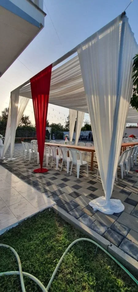 Sherbime me cadra/tenda, tavolina, karrige me qera