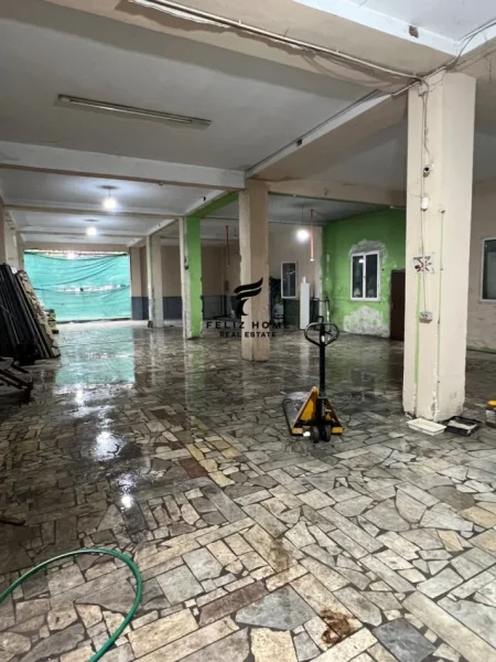 Tirane, jepet me qera magazine Kati 0, 368 m² 2.500 € (YZBERISHT)