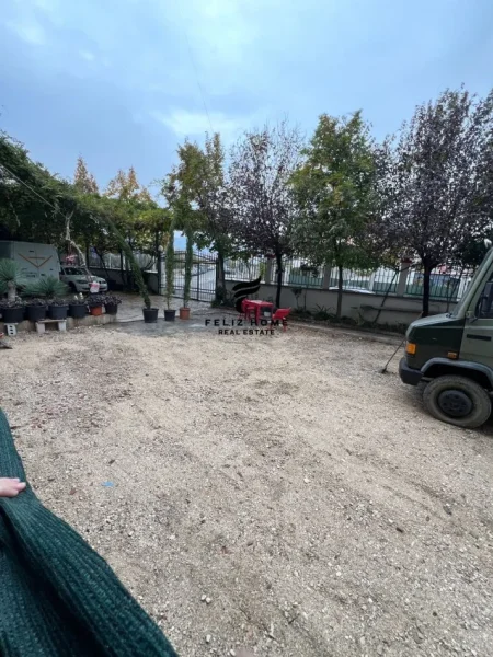 Tirane, jepet me qera magazine Kati 0, 368 m² 2.500 € (YZBERISHT)