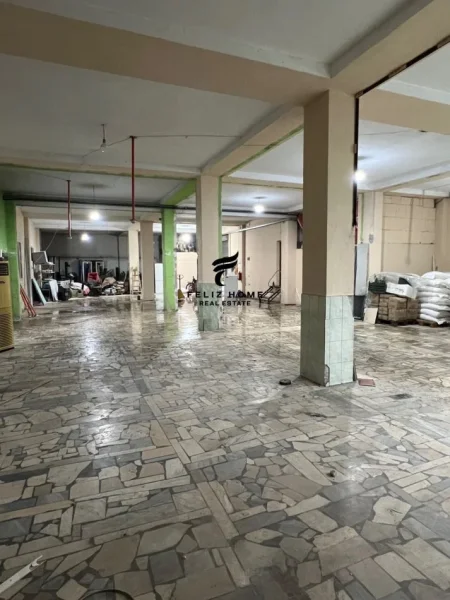Tirane, jepet me qera magazine Kati 0, 368 m² 2.500 € (YZBERISHT)